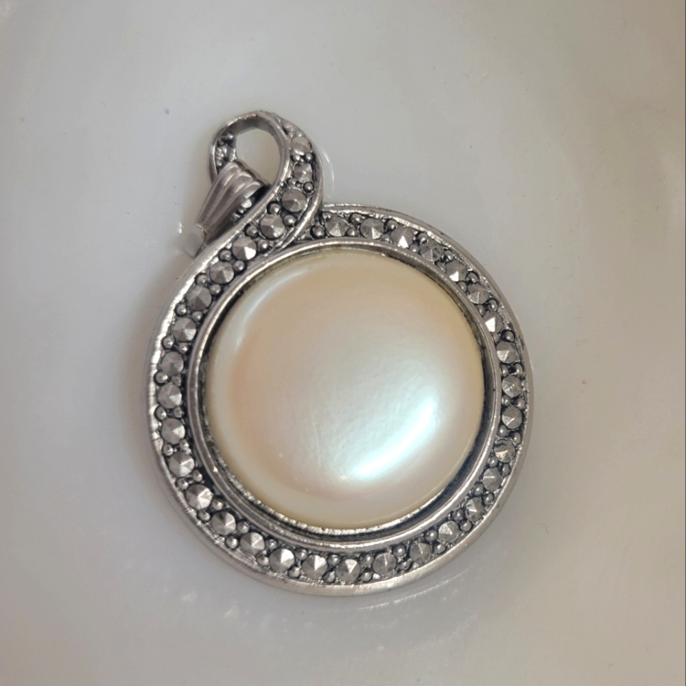 Avon Vintage 70s Silver and White Swirl Pendant